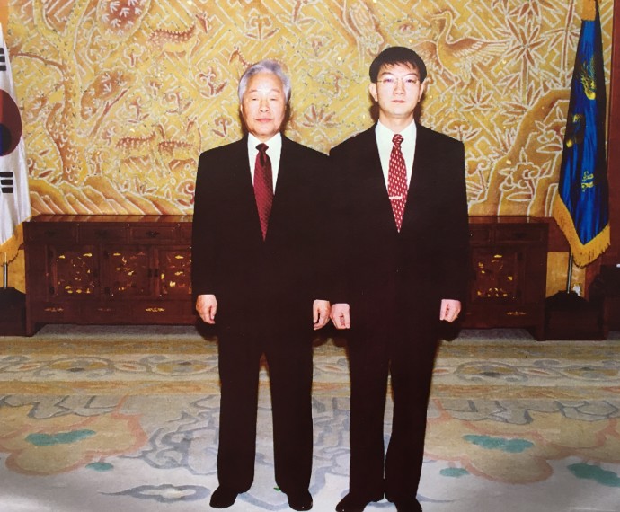 1997년 젊은 과학자상 1회 수상 후 청와대에 초청돼 김영삼 전 대통령과 찍은 사진. - 이상엽 제공